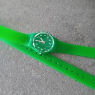 Occhiali da sole colorati e orologio verde