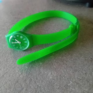 Occhiali da sole colorati e orologio verde