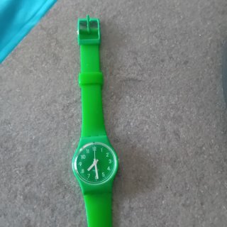 Occhiali da sole colorati e orologio verde