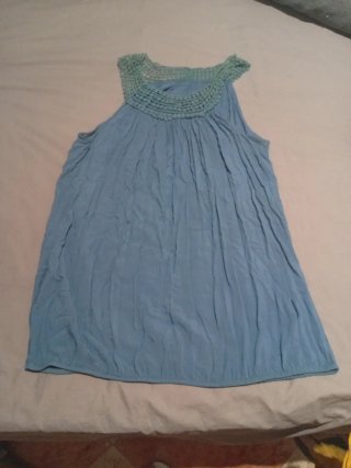 Blusa azul con cuello de crochet