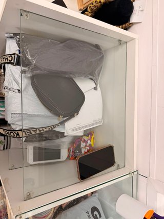 Mostrador de tienda con vitrina de cristal