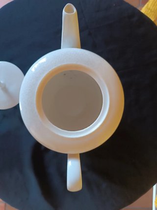 Tetera de cerámica blanca