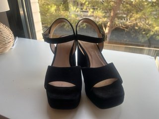 Zapatos de tacón negros con plataforma