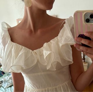 Abito lungo bianco con maniche a sbuffo