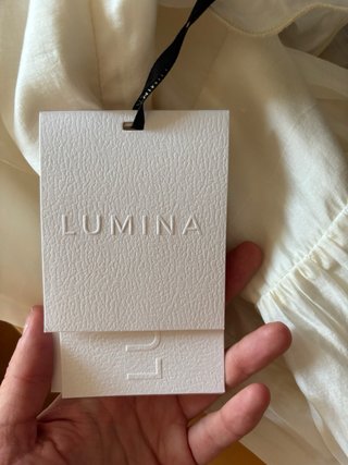 Abito lungo bianco con maniche a sbuffo