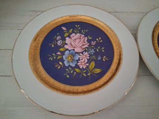 Platos de porcelana con flores y oro