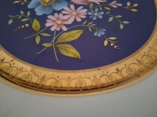 Platos de porcelana con flores y oro