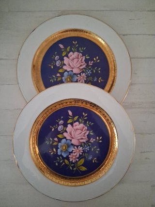 Platos de porcelana con flores y oro