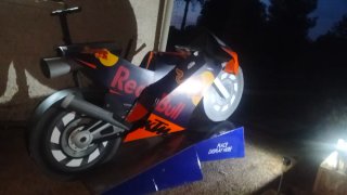 KTM de cartón tamaño real
