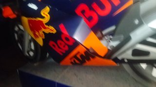 KTM de cartón tamaño real