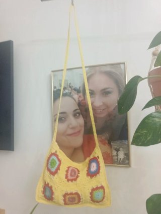 Bolso amarillo tejido con flores