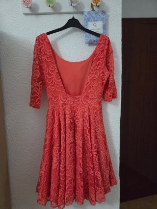 Vestido coral encaje espalda escotada