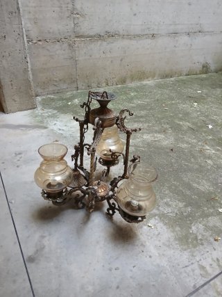 Lampadario in bronzo con paralumi ambra