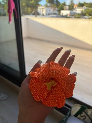 Pinza flor con diamantes naranja