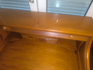 Escritorio de madera con cajones
