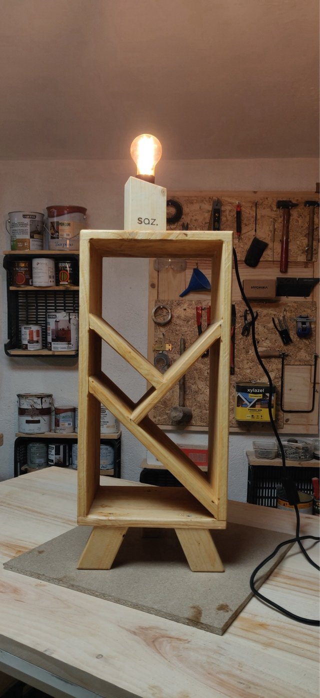 HAREK: Mesita de noche madera