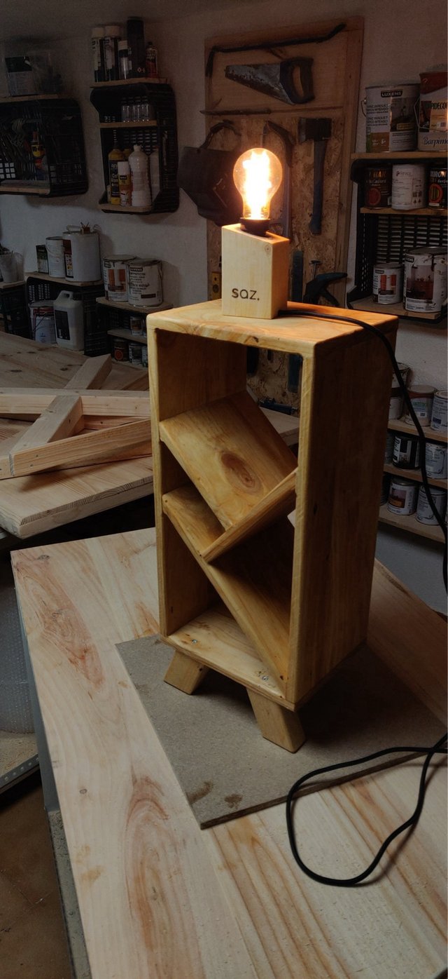 HAREK: Mesita de noche madera