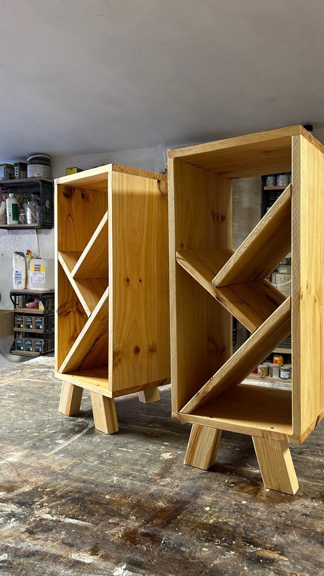 HAREK: Mesita de noche madera