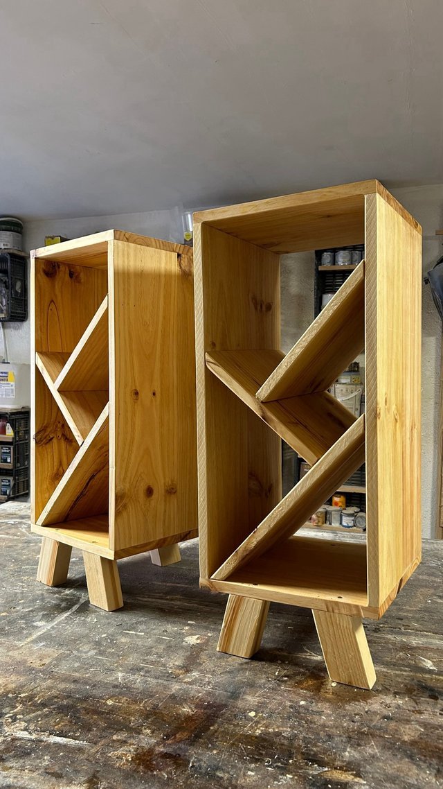HAREK: Mesita de noche madera