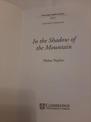 Libro IN THE SHADOW OF THE MOUNTAIN