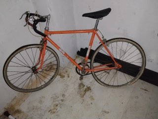 Bicicleta carretera antigua naranja
