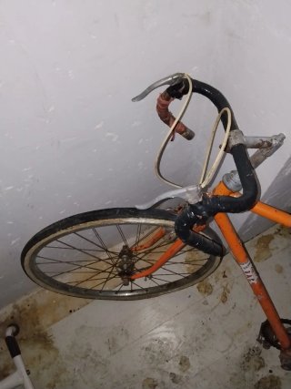 Bicicleta carretera antigua naranja