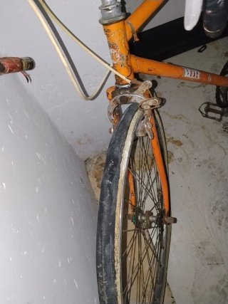 Bicicleta carretera antigua naranja