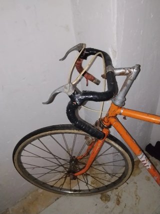 Bicicleta carretera antigua naranja