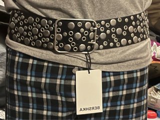 Cinturón Bershka tachuelas plateadas