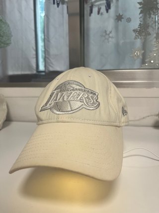 Gorra New Era Lakers Beige y Plateada
