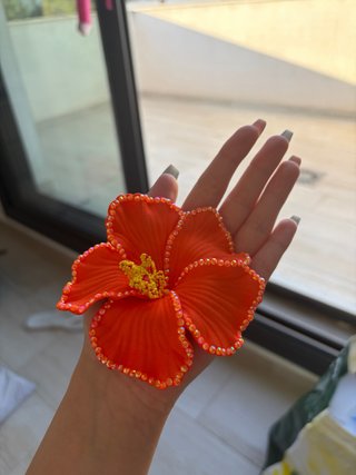 Pinza flor naranja con diamantes