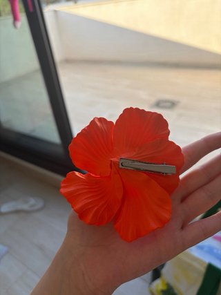 Pinza flor naranja con diamantes