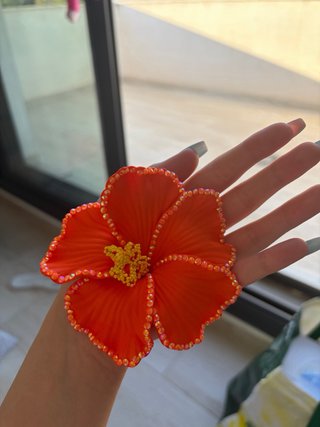 Pinza flor naranja con diamantes