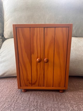 Armario de madera para muñecas