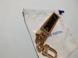 Llavero Louis Vuitton estructura metálica negro