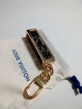 Llavero Louis Vuitton estructura metálica negro