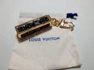 Llavero Louis Vuitton estructura metálica negro