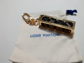 Llavero Louis Vuitton estructura metálica negro