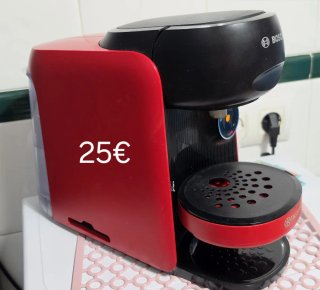 TV 65', cafetera, impresora, muebles varios