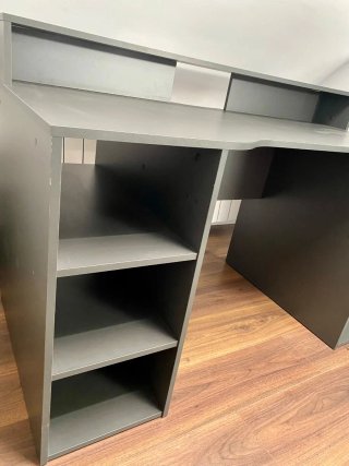 Escritorio gris con estantes