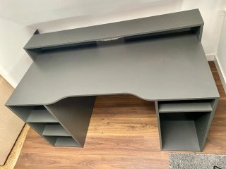 Escritorio gris con estantes