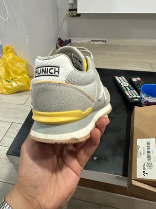 Zapatillas deportivas beige y amarillas