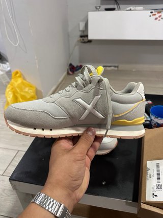 Zapatillas deportivas beige y amarillas