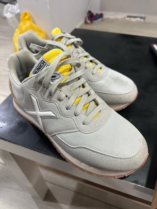 Zapatillas deportivas beige y amarillas