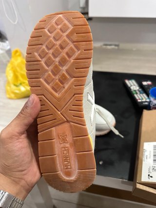 Zapatillas deportivas beige y amarillas