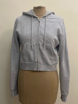 Sudadera gris con cremallera y capucha