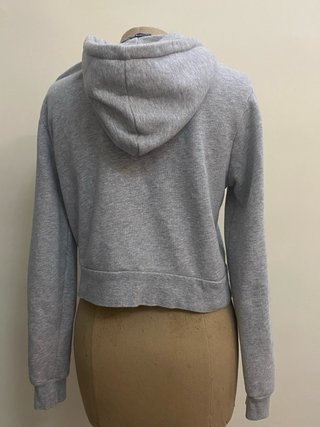 Sudadera gris con cremallera y capucha