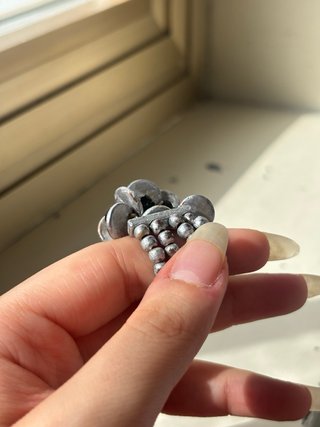 Anello con Perle Nere Argentate e Cerchi Smaltato