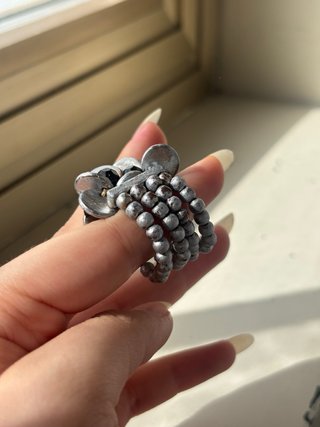Anello con Perle Nere Argentate e Cerchi Smaltato