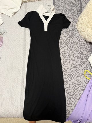 Vestido negro con cuello blanco